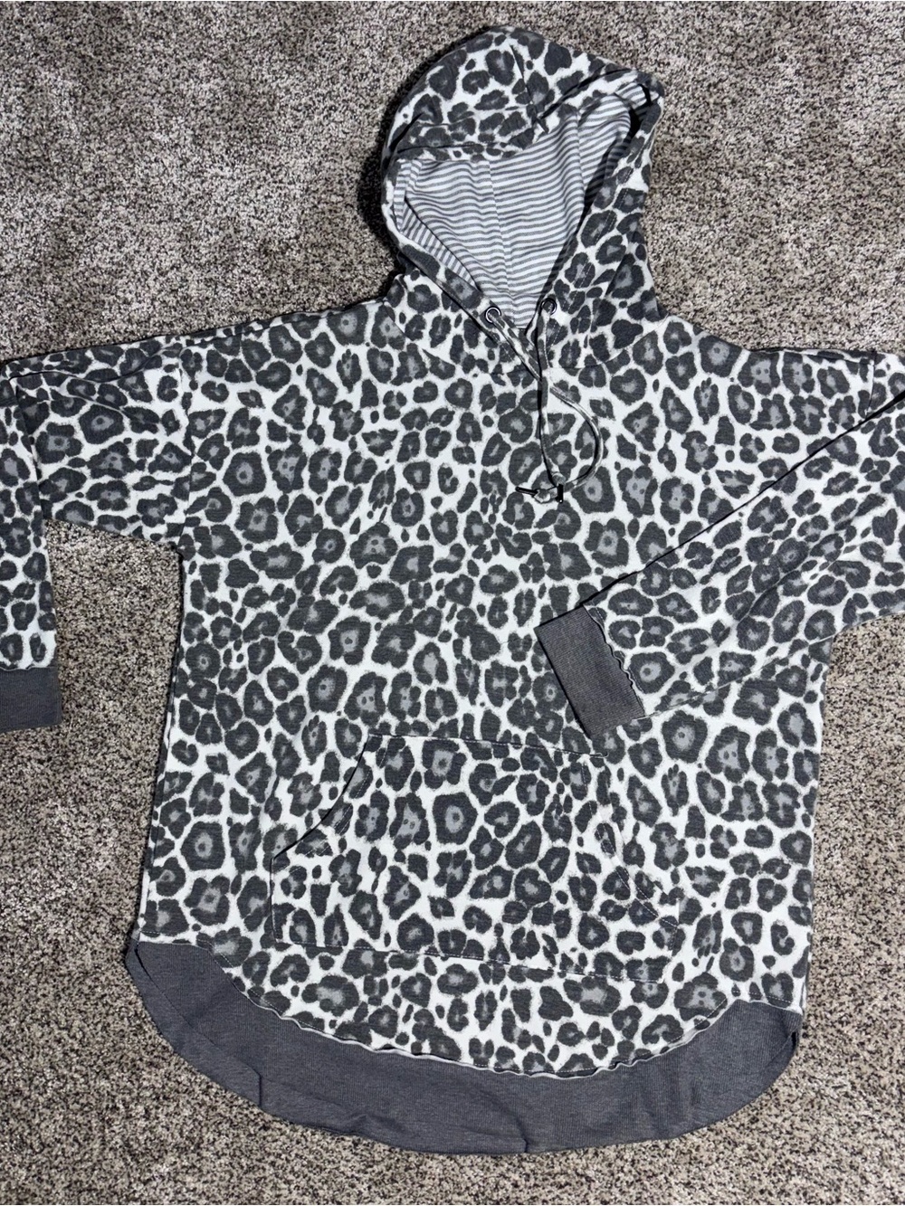 Leopard Print Sweater Sweatshirt Hooded- Gray & White Maurices Size Large